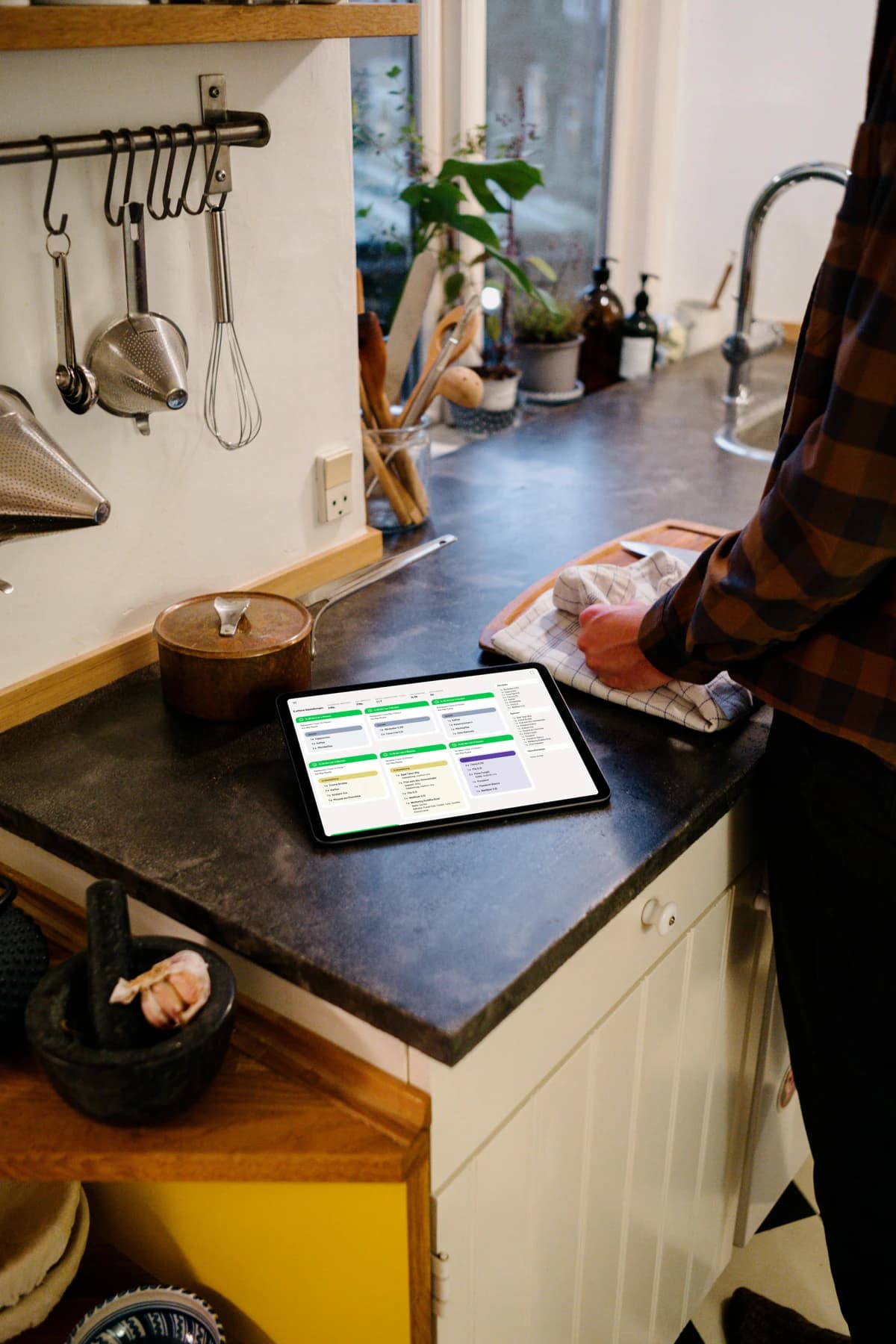 Küchenmonitor auf einem iPad in der Restaurantküche