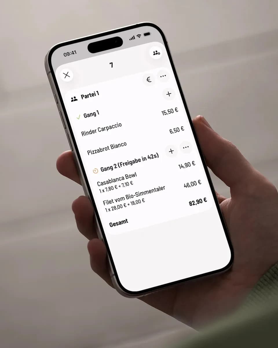 Servire-Kassen-App auf einem iPhone in der Hand, Bestellübersicht mit Gängen