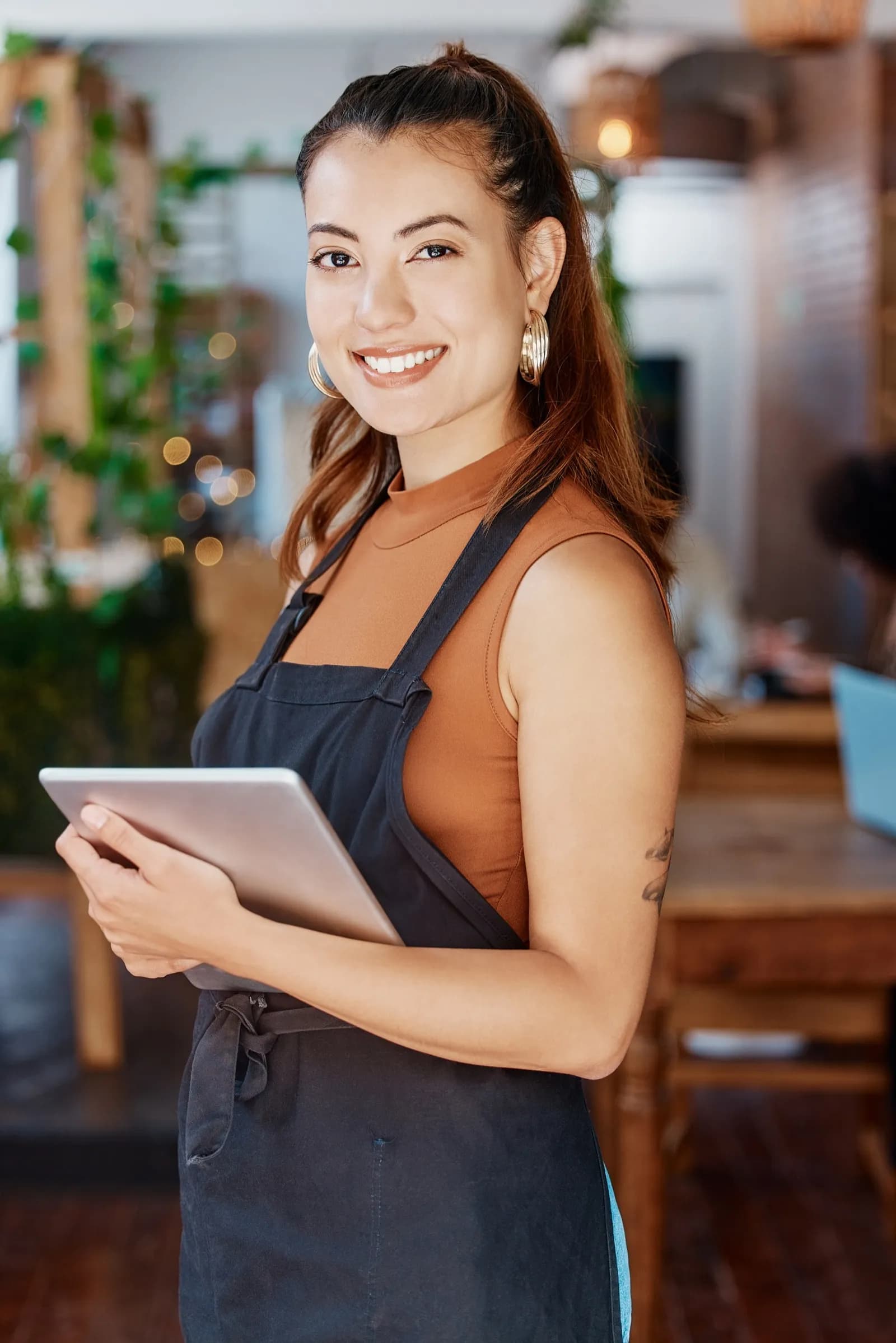 Kellnerin mit Tablet im Restaurant, bereit für den Service