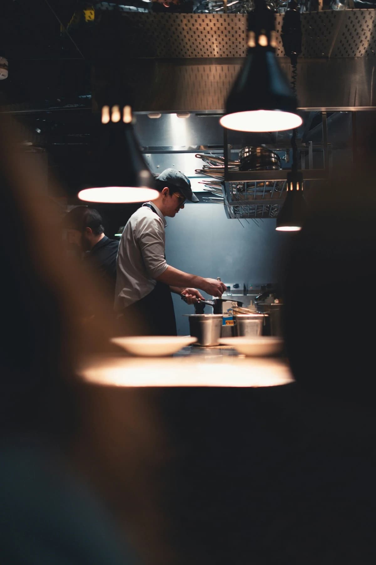 Koch bei der Arbeit in einer Restaurantküche