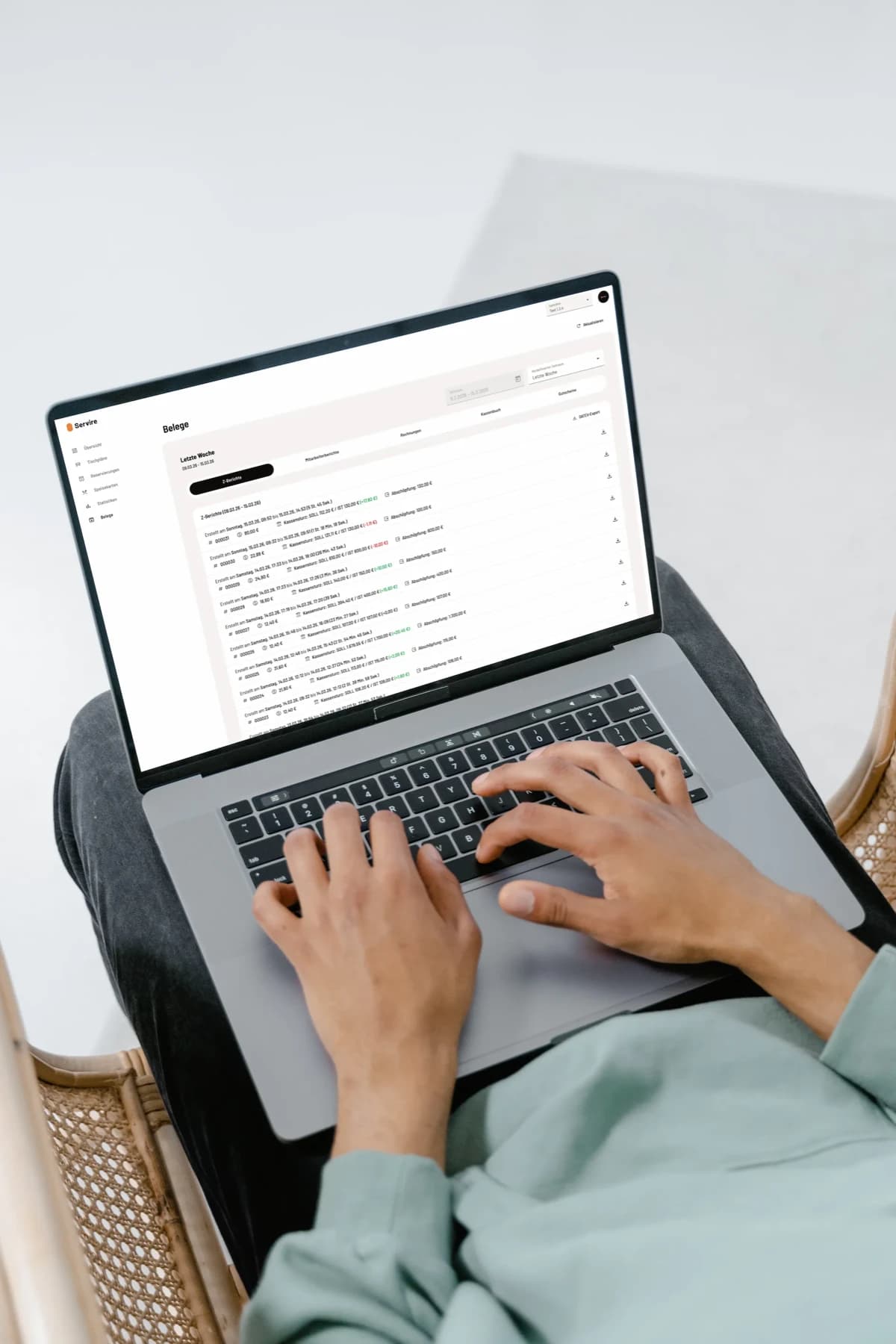 Rechnungsarchiv im Servire Web desk auf einem MacBook