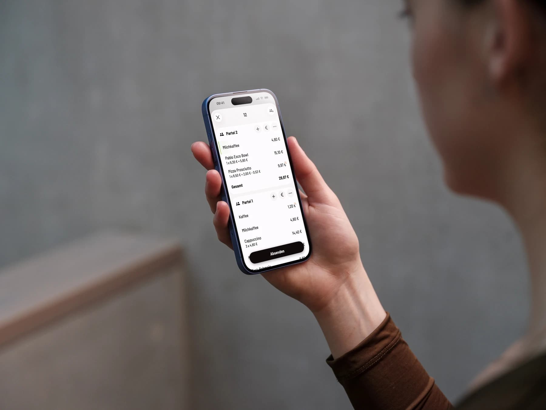 iPhone mit der Servire Kassen-App in der Hand einer Kellnerin