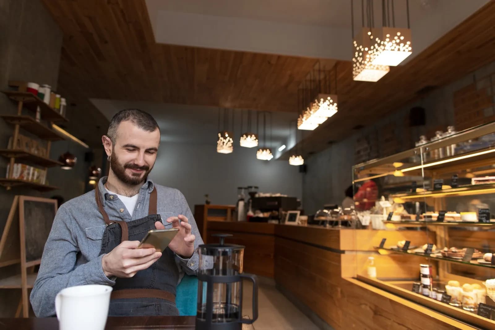 Gastronomin erfasst ihre Speisekarte mit dem Smartphone