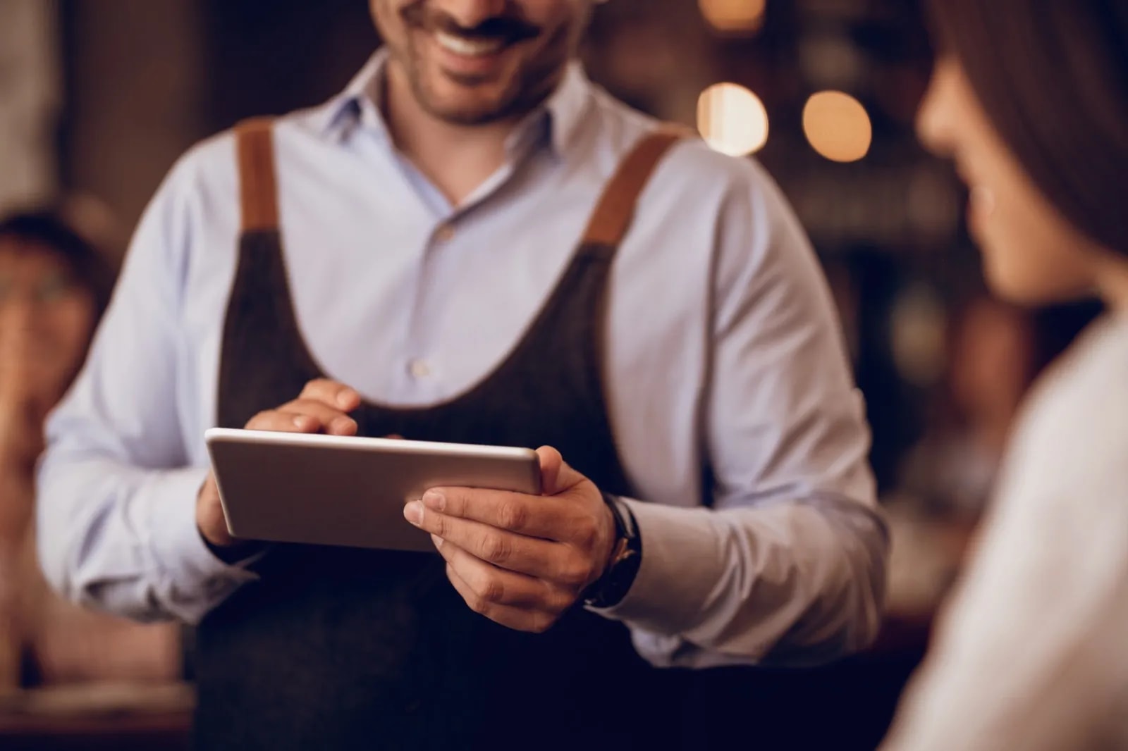 Servire Hub Küchenmonitor auf einem Tablet in einer Restaurantküche