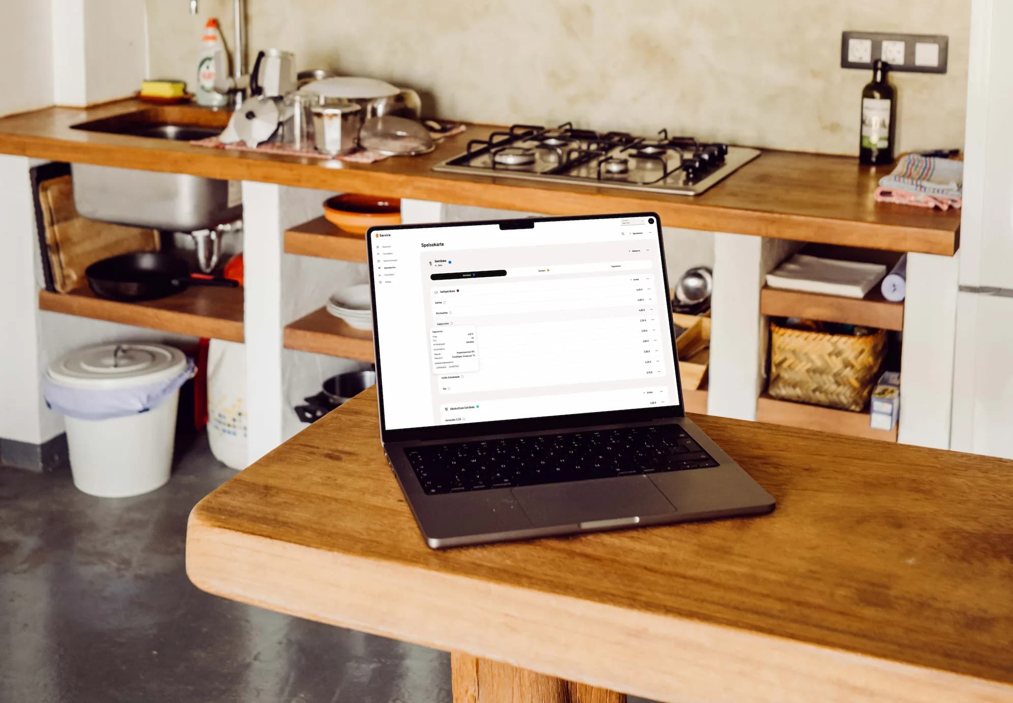 Speisekarten-Editor im Servire Web desk auf einem MacBook