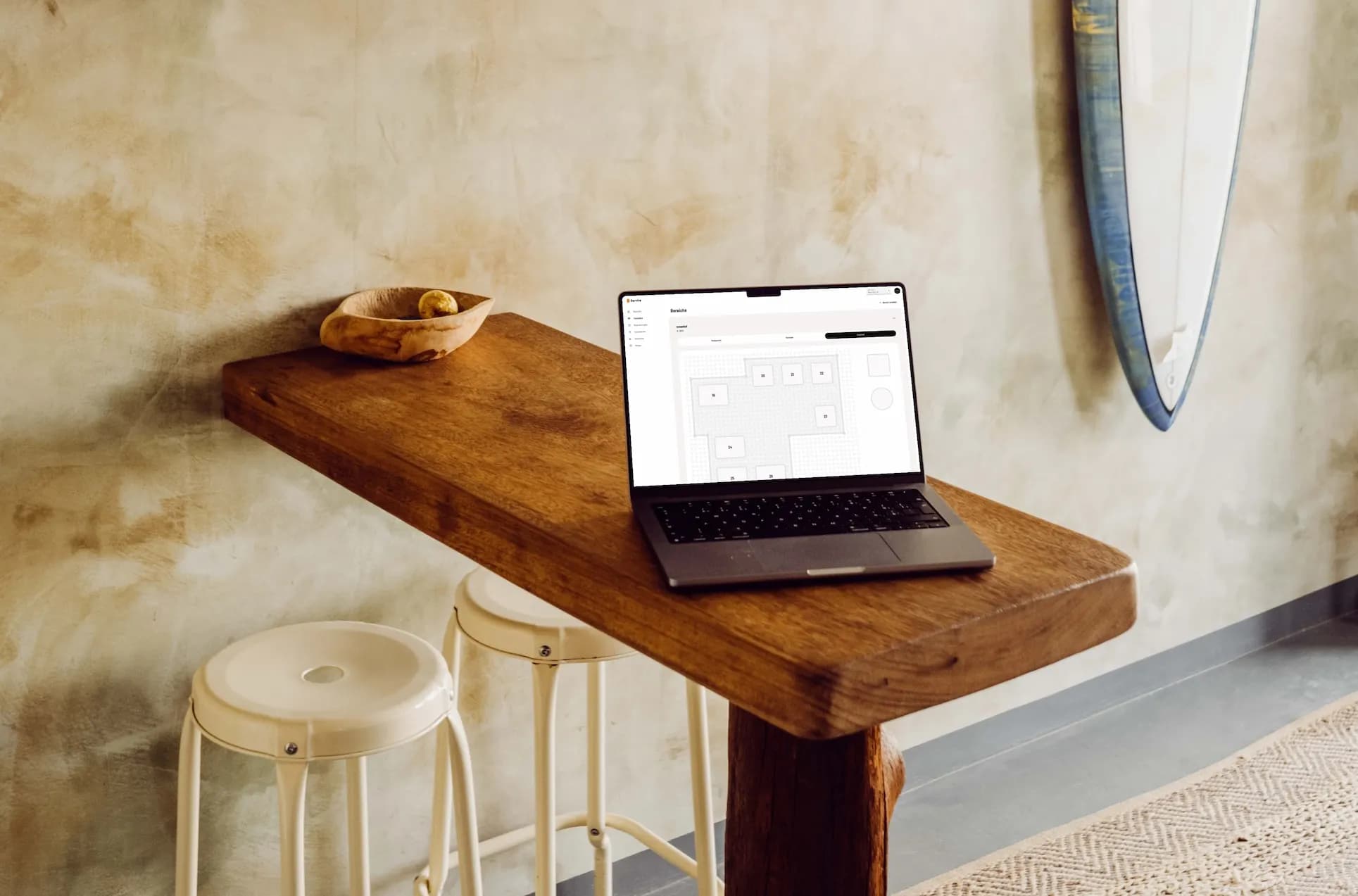 Tischplan-Verwaltung im Servire Web desk auf einem MacBook