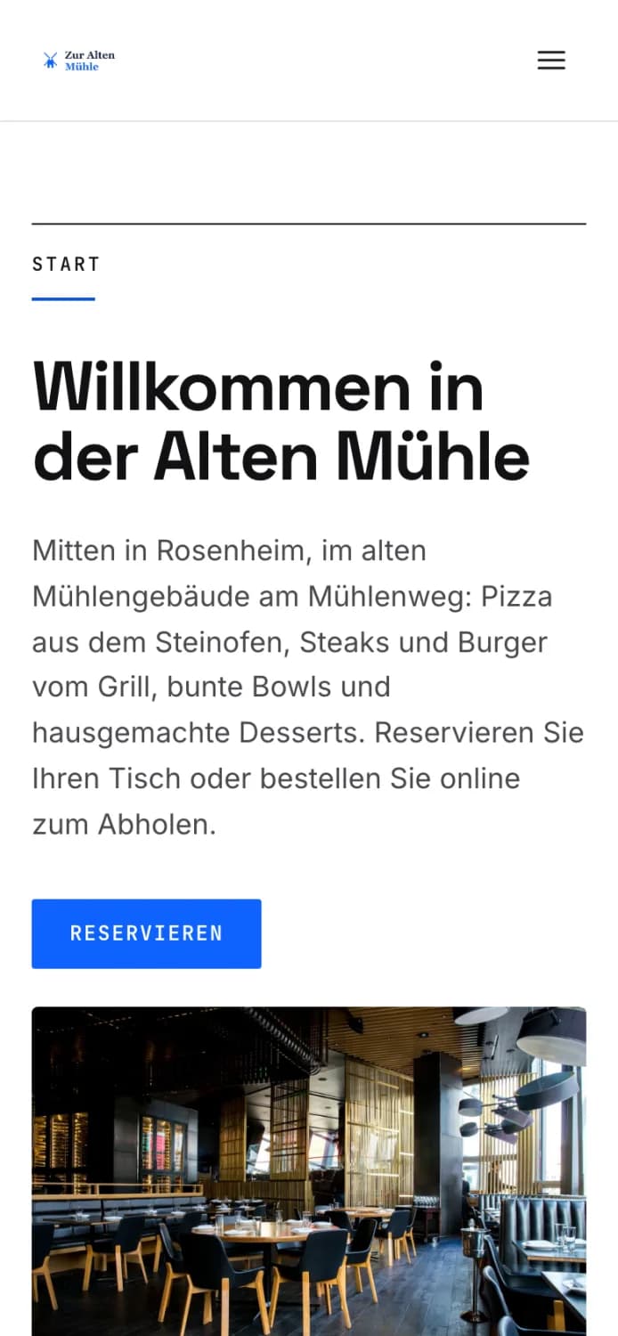 Startseite der Webseite „Zur Alten Mühle“ auf dem Handy mit Überschrift, Begrüßung, Knopf Reservieren und Titelbild