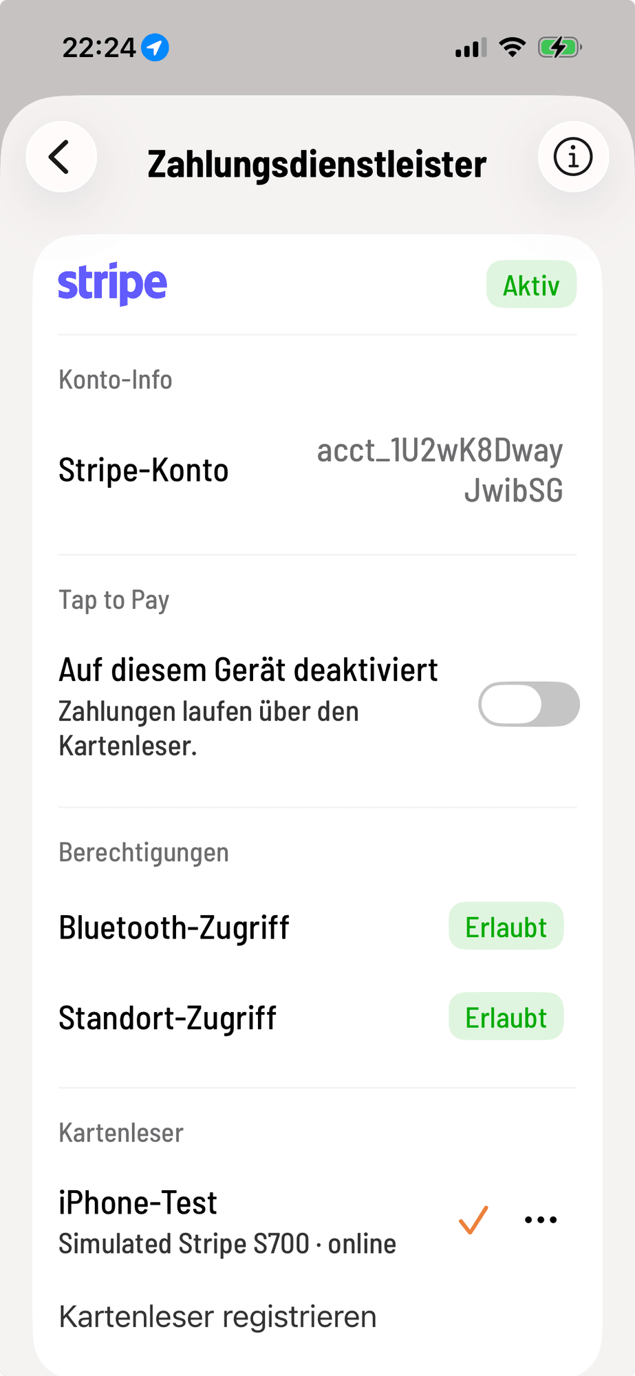 Stripe-Karte in den Zahlungsdienstleister-Einstellungen der Kassen-App auf dem iPhone: Tap to Pay ausgeschaltet mit Hinweis „Zahlungen laufen über den Kartenleser“, darunter der Abschnitt Kartenleser mit einer Leser-Zeile, orangem Haken, Menü-Knopf und „Kartenleser registrieren“