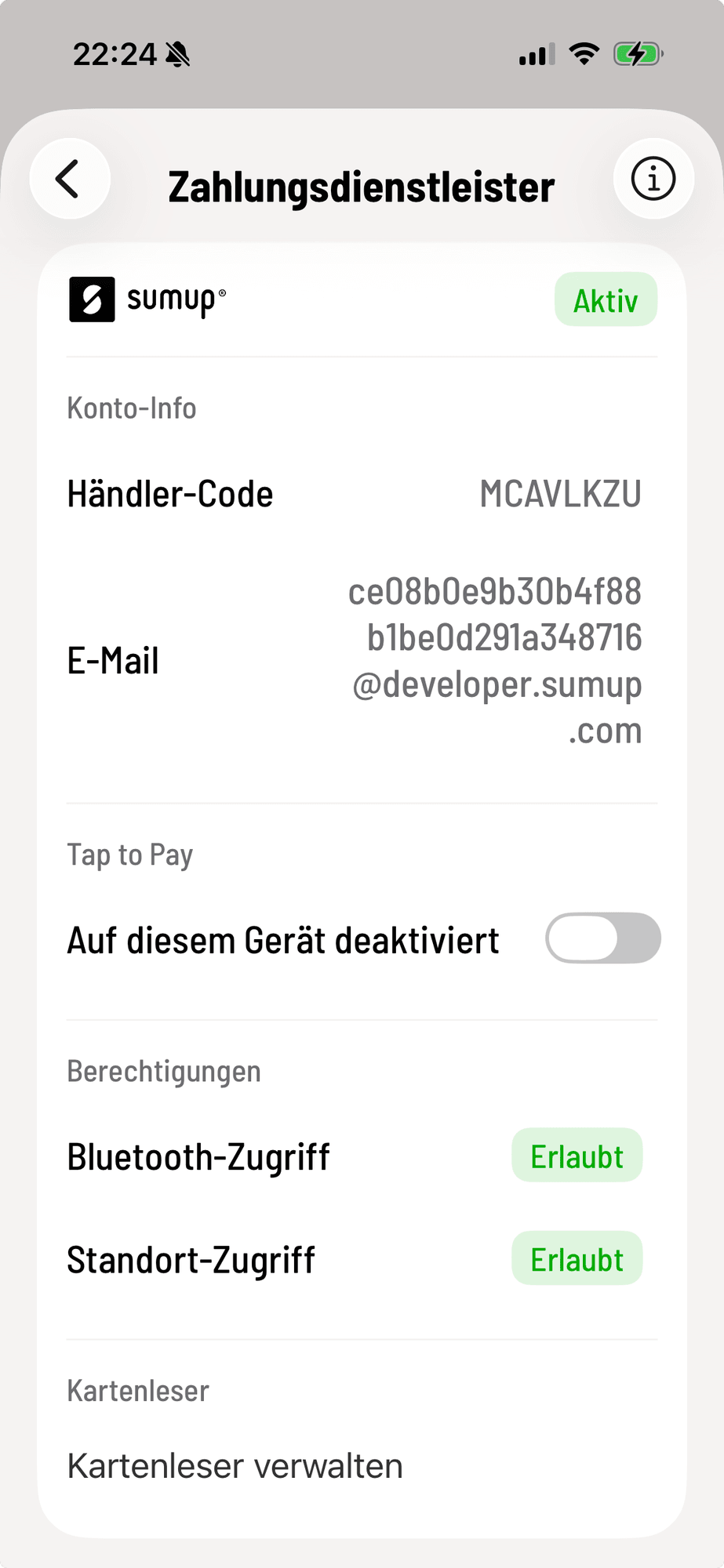 SumUp-Karte in den Zahlungsdienstleister-Einstellungen der Kassen-App auf dem iPhone mit Händler-Code, Schalter Tap to Pay, Berechtigungen und dem Knopf „Kartenleser verwalten“ im Abschnitt Kartenleser