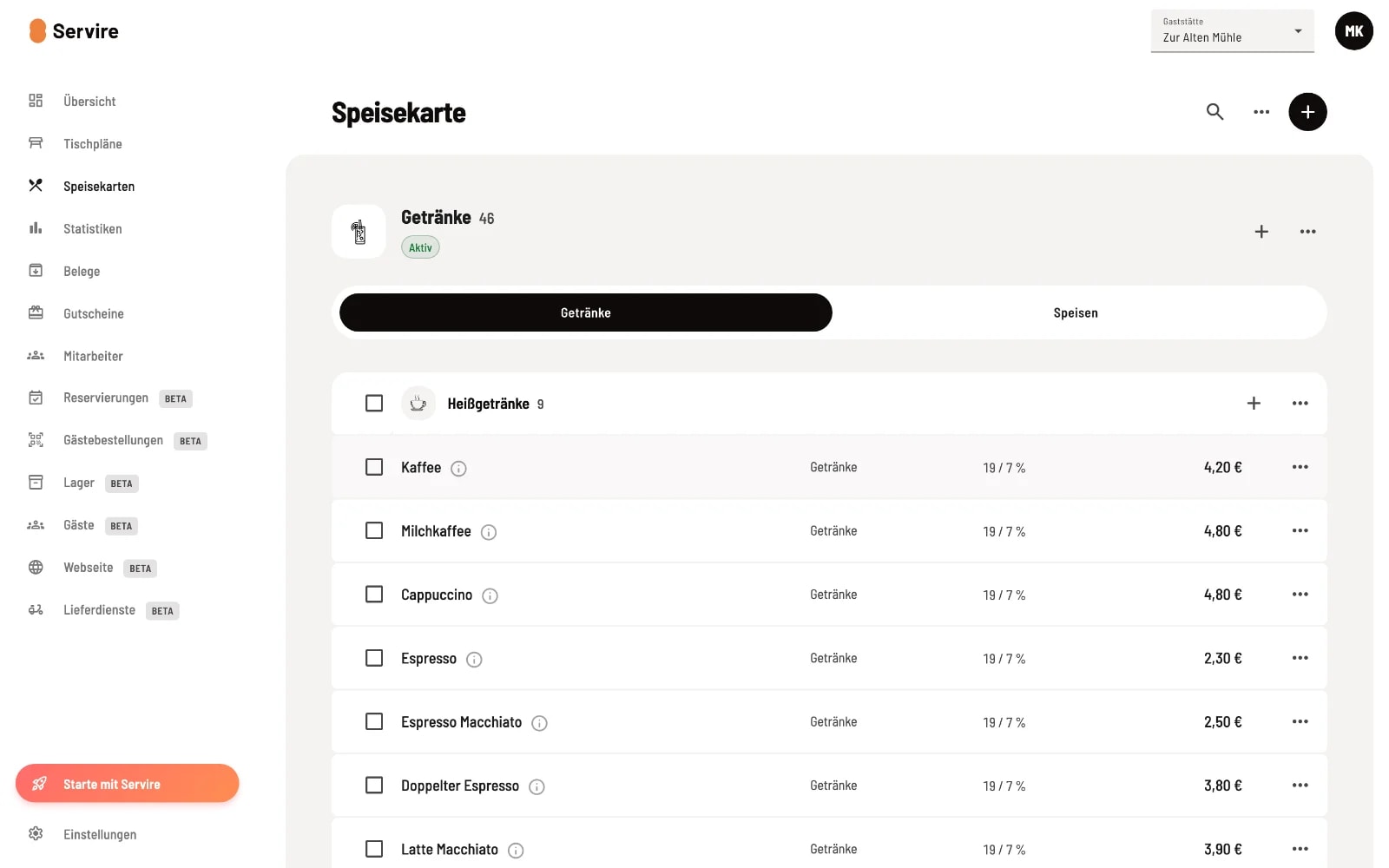 Übersicht der Speisekarten-Verwaltung im Servire Web desk mit der aktiven Speisekarte Getränke, Tabs für Getränke und Speisen, Kategorie Heißgetränke und mehreren Kaffee-Artikeln